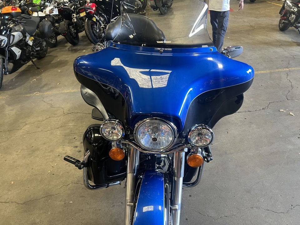 2010 Harley-Davidson FLHTK - Electra Glide® Ultra Limited photo 6